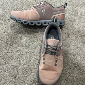 Pink women’s oncloud shoes